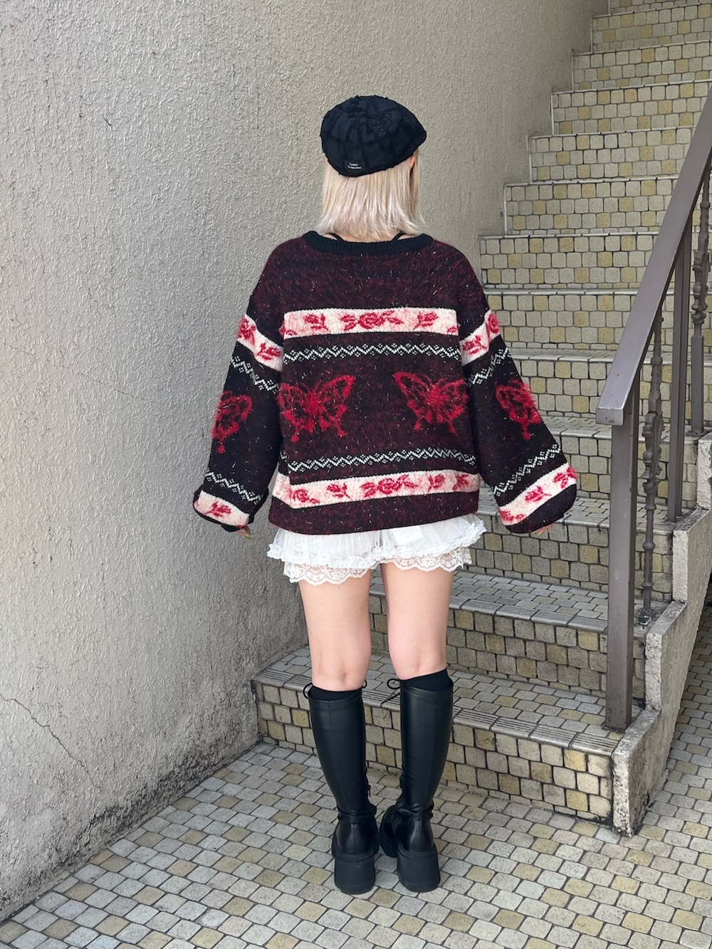ブラック系のニット/セーター、ホワイト系のその他パンツ、ブラック系のブーツを着用したレディースの秋コーディネートの3枚目の写真