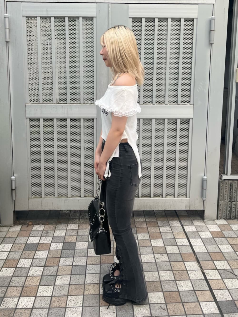ブラック系のパンプス、ホワイト系のTシャツ/カットソー、ブラック系のデニムパンツを着用したレディースの夏コーディネートの4枚目の写真