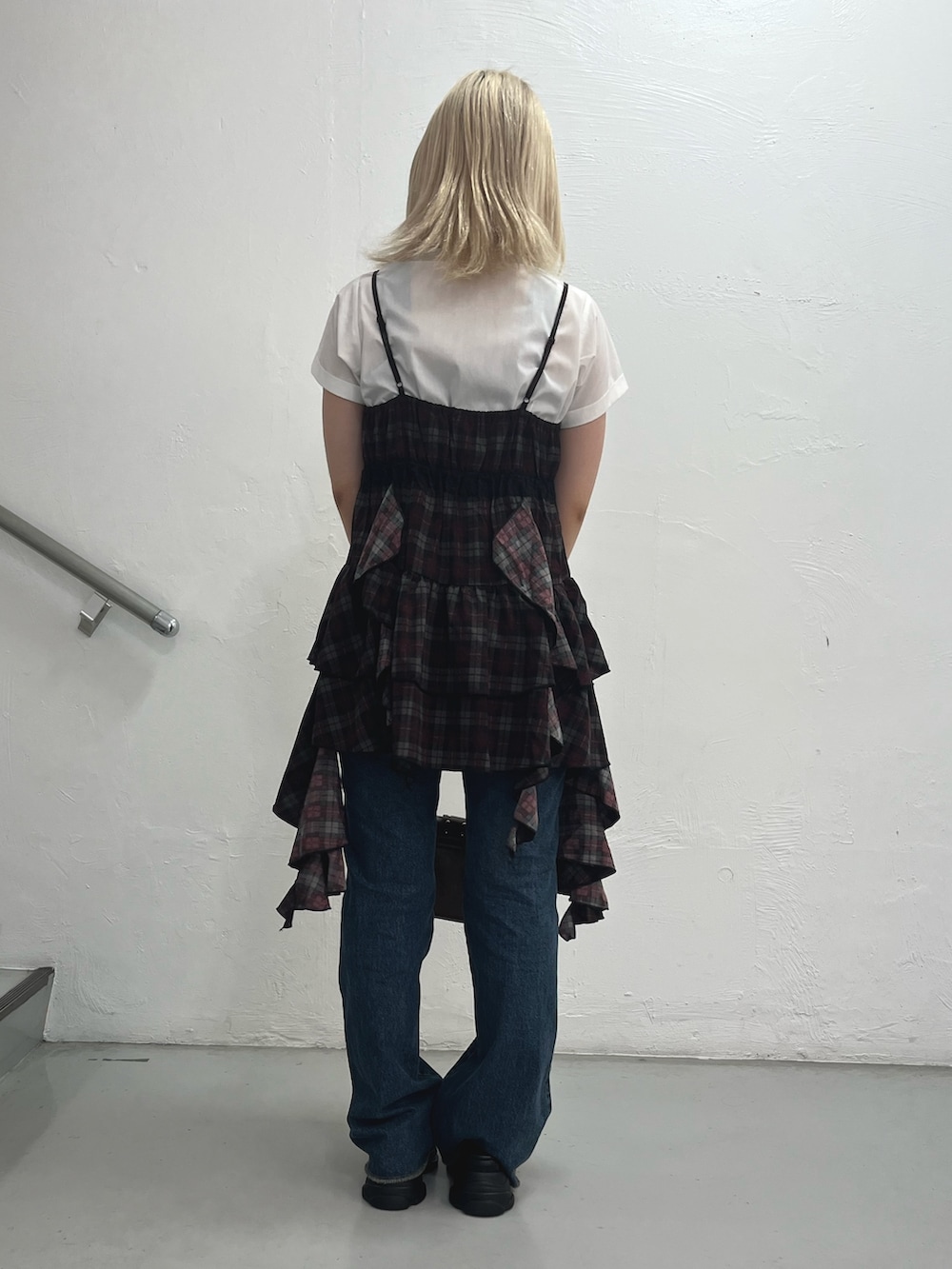 ブラウン系のハンドバッグ、ホワイト系のシャツ/ブラウス、レッド系のワンピースを着用したレディースの夏コーディネートの3枚目の写真