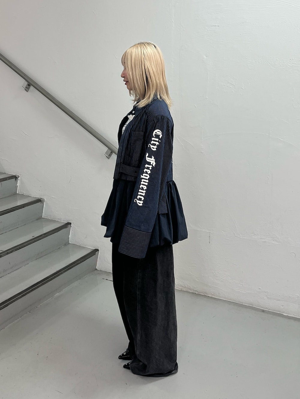 ブルー系のシャツ/ブラウス、ホワイト系のTシャツ/カットソー、ブラック系のデニムパンツを着用したレディースの夏コーディネートの4枚目の写真