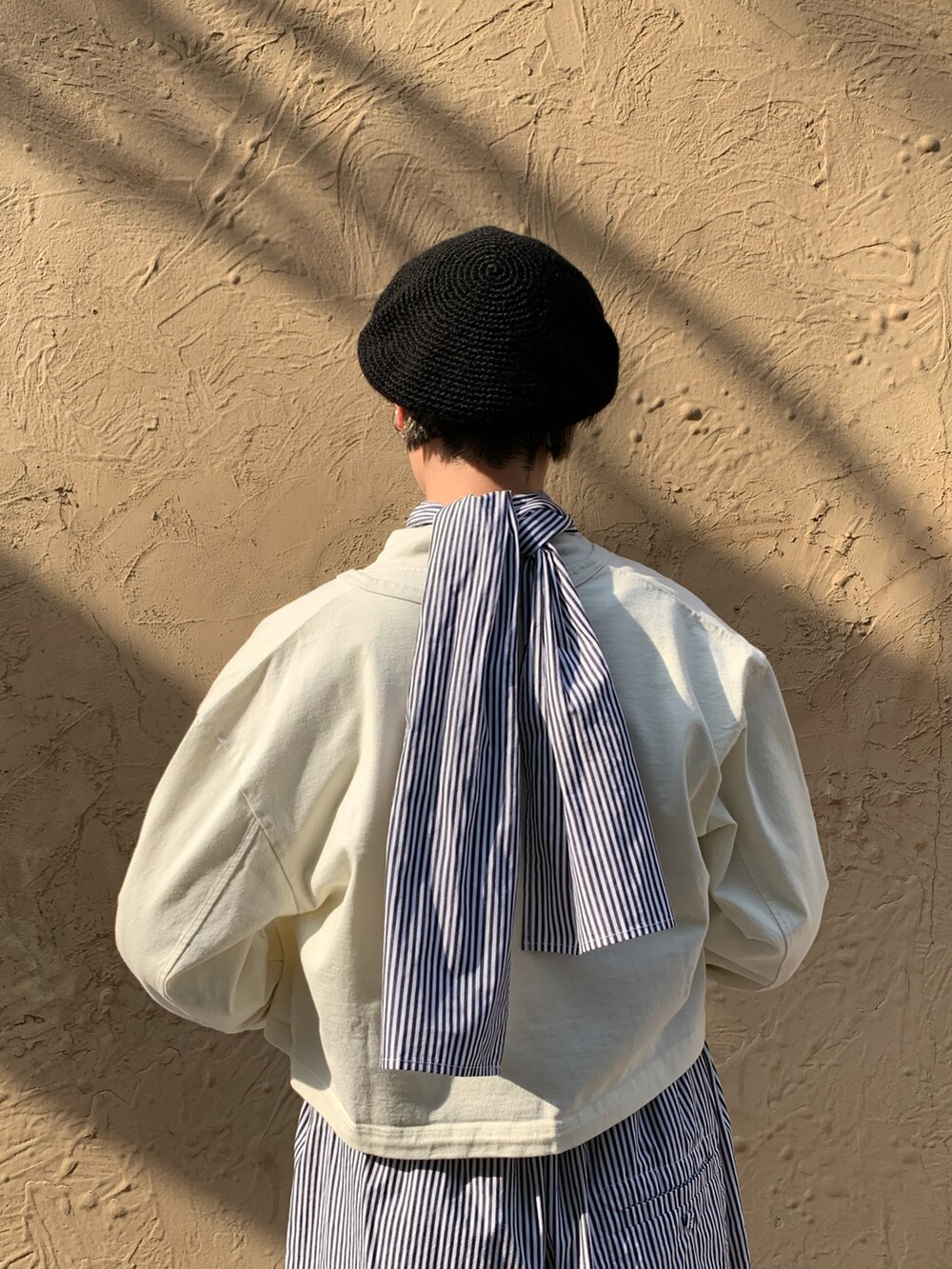 ホワイト系のトップス、ホワイト系のトップス、ブラック系のパンツを着用したレディースの春コーディネートの4枚目の写真