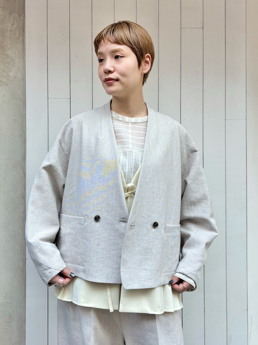 ブラウン系のノーカラージャケット、ブラウン系のその他パンツ、ホワイト系のシャツ/ブラウスを着用したレディースの冬コーディネートの5枚目の写真