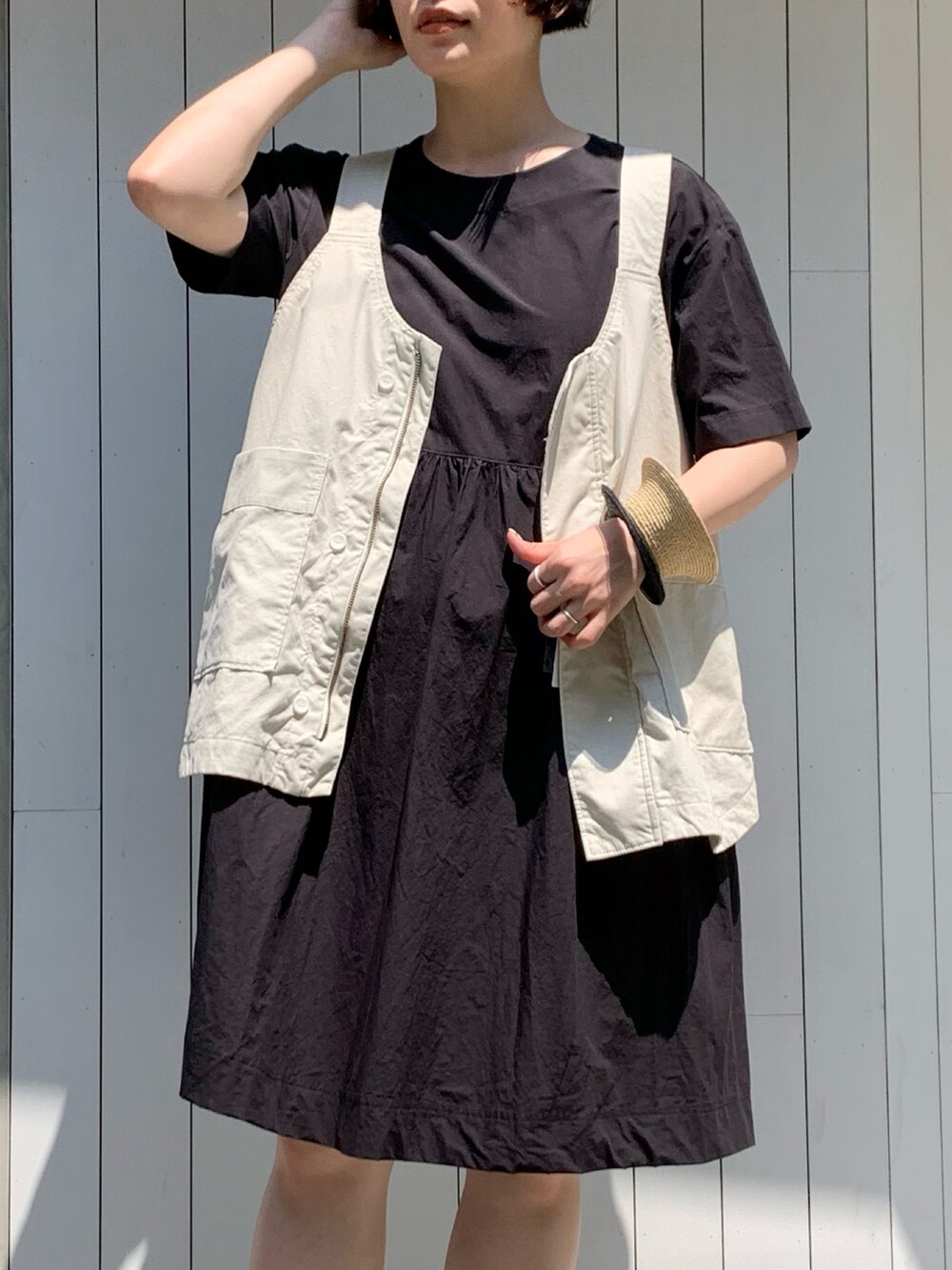 ブラック系のTシャツ/カットソーを着用したレディースの夏コーディネートの4枚目の写真