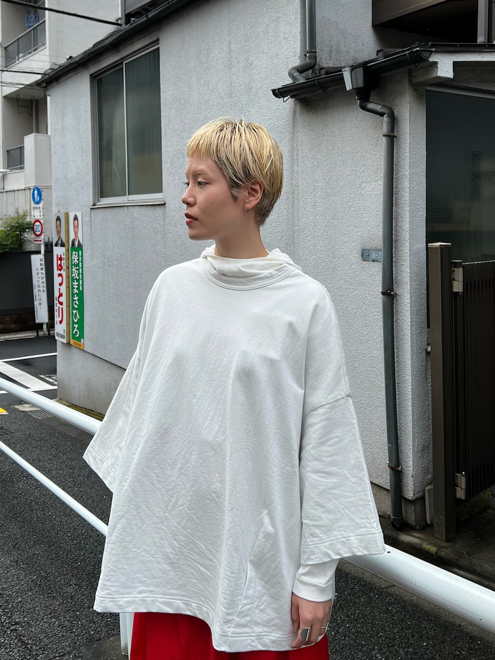 ホワイト系のTシャツ/カットソー、レッド系のスカートを着用したレディースの秋コーディネートの4枚目の写真