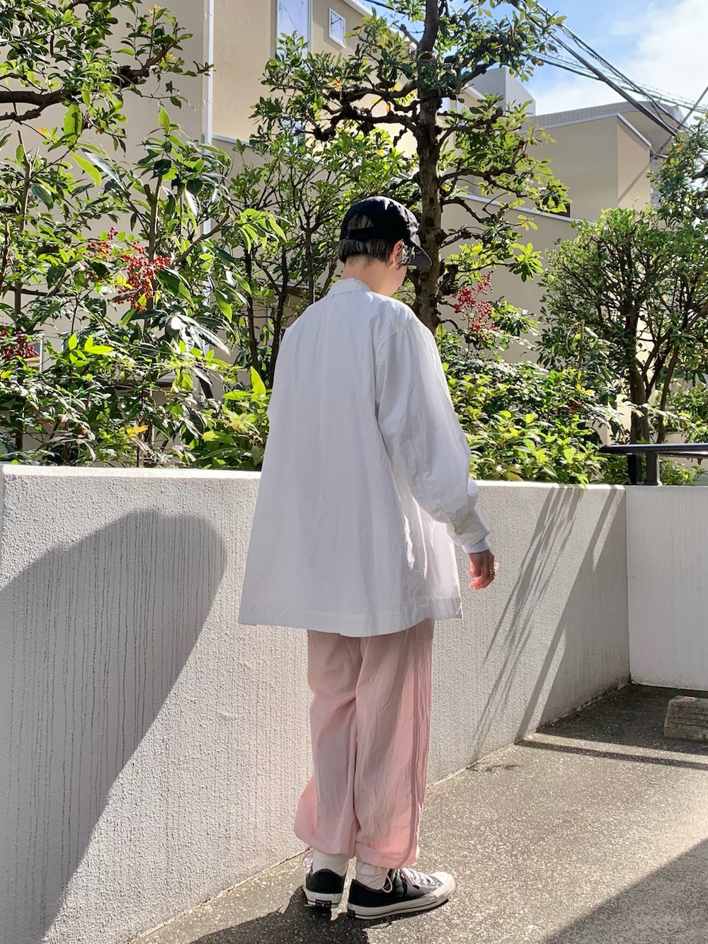 ホワイト系のシャツ/ブラウス、ピンク系のパンツを着用したレディースの春コーディネートの3枚目の写真