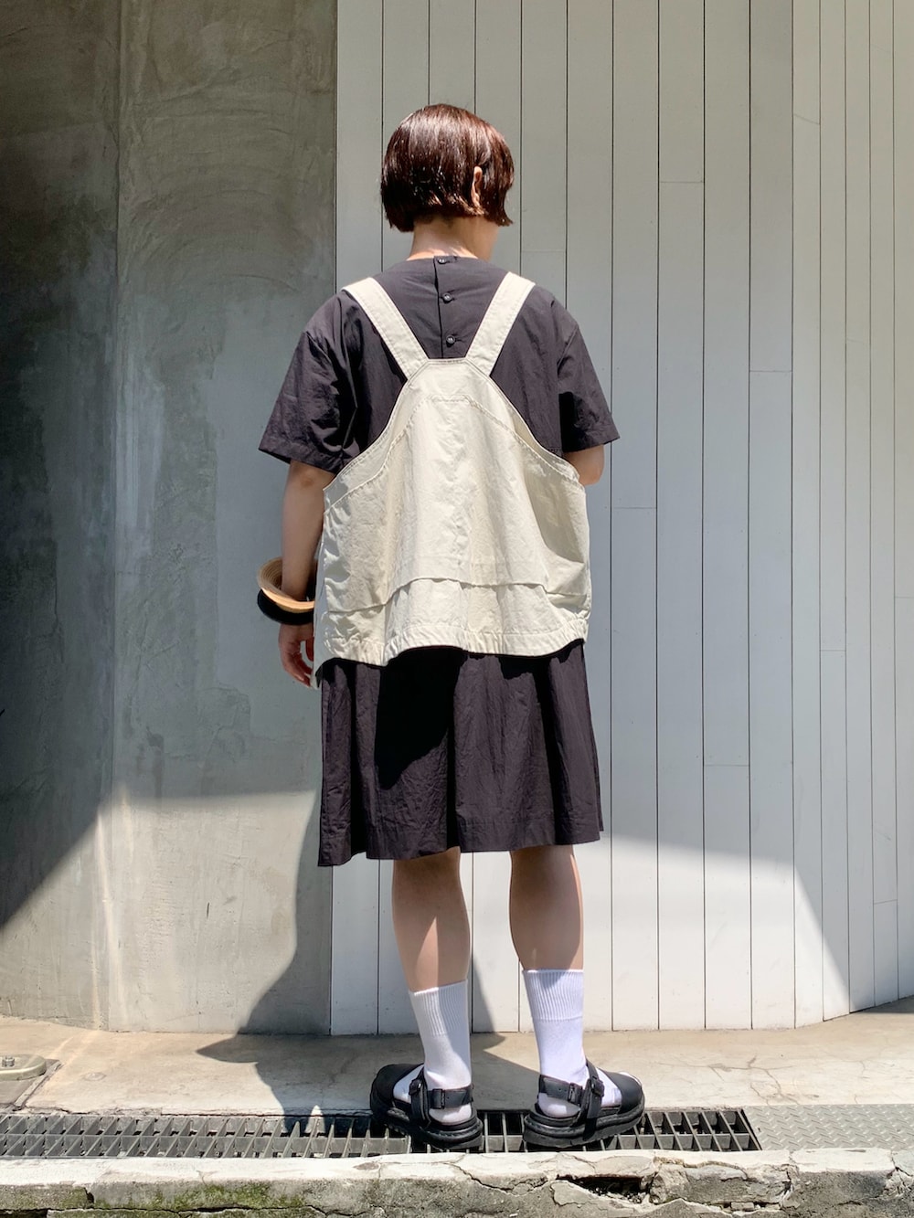 ブラック系のTシャツ/カットソーを着用したレディースの夏コーディネートの3枚目の写真