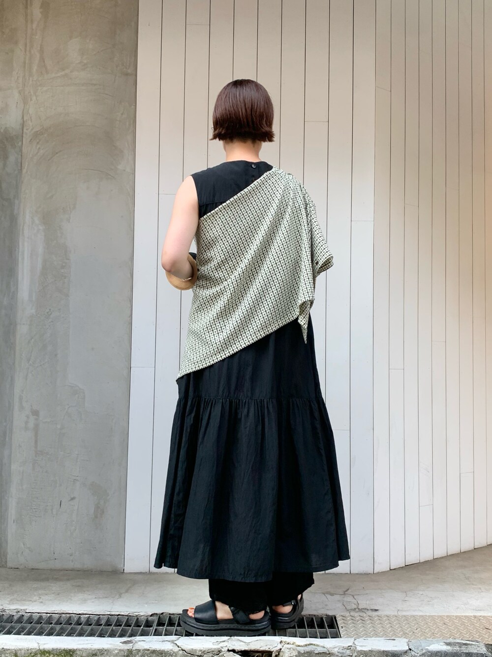 ベージュ系のシャツ/ブラウス、ブラック系のワンピースを着用したレディースの夏コーディネートの3枚目の写真