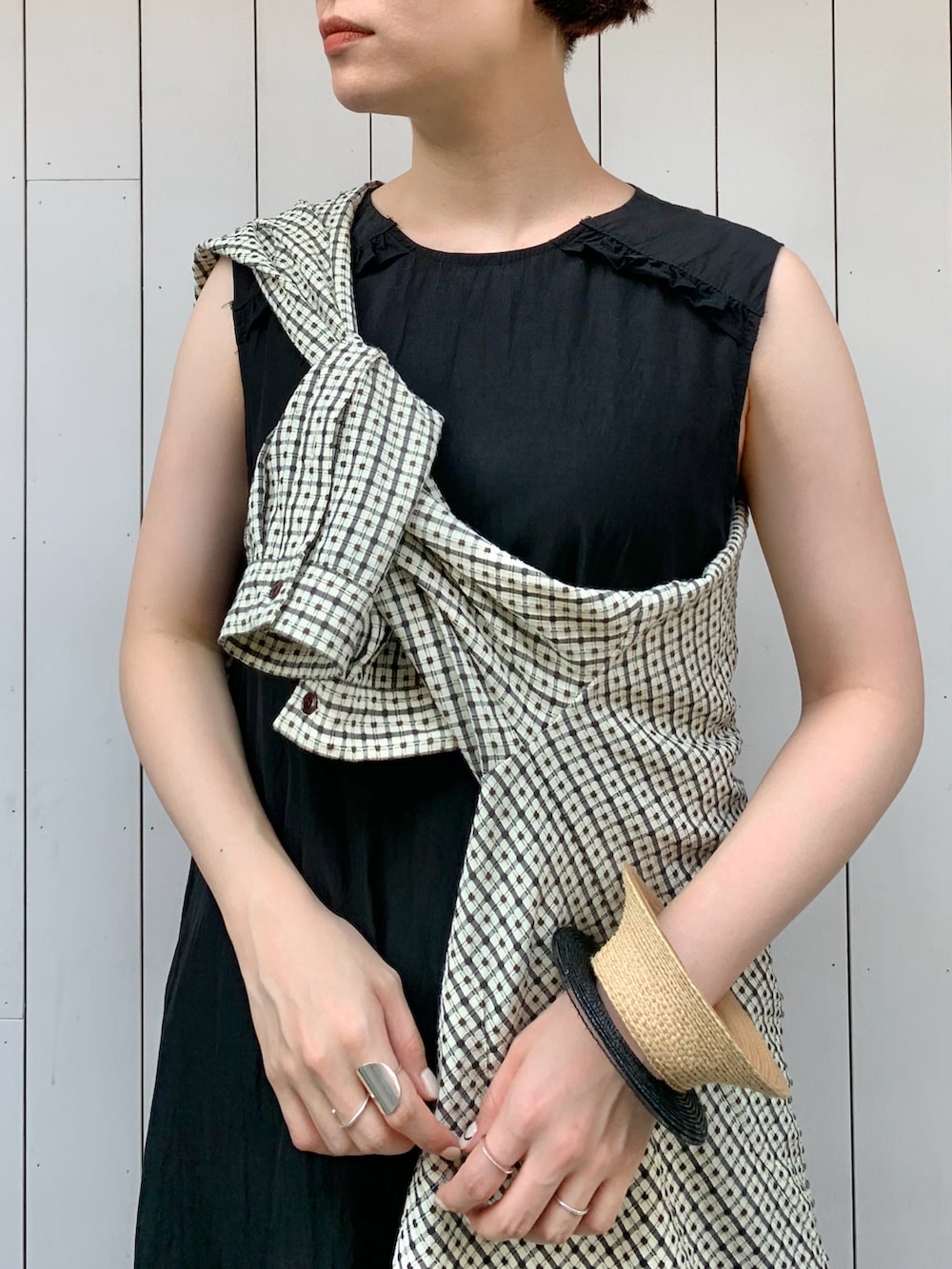 ベージュ系のシャツ/ブラウス、ブラック系のワンピースを着用したレディースの夏コーディネートの4枚目の写真