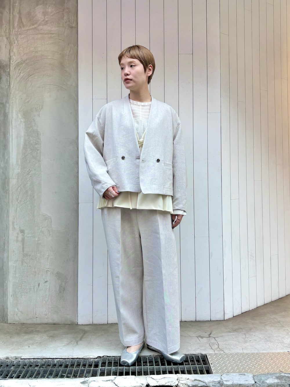 ブラウン系のノーカラージャケット、ブラウン系のその他パンツ、ホワイト系のシャツ/ブラウスを着用したレディースの冬コーディネートの2枚目の写真