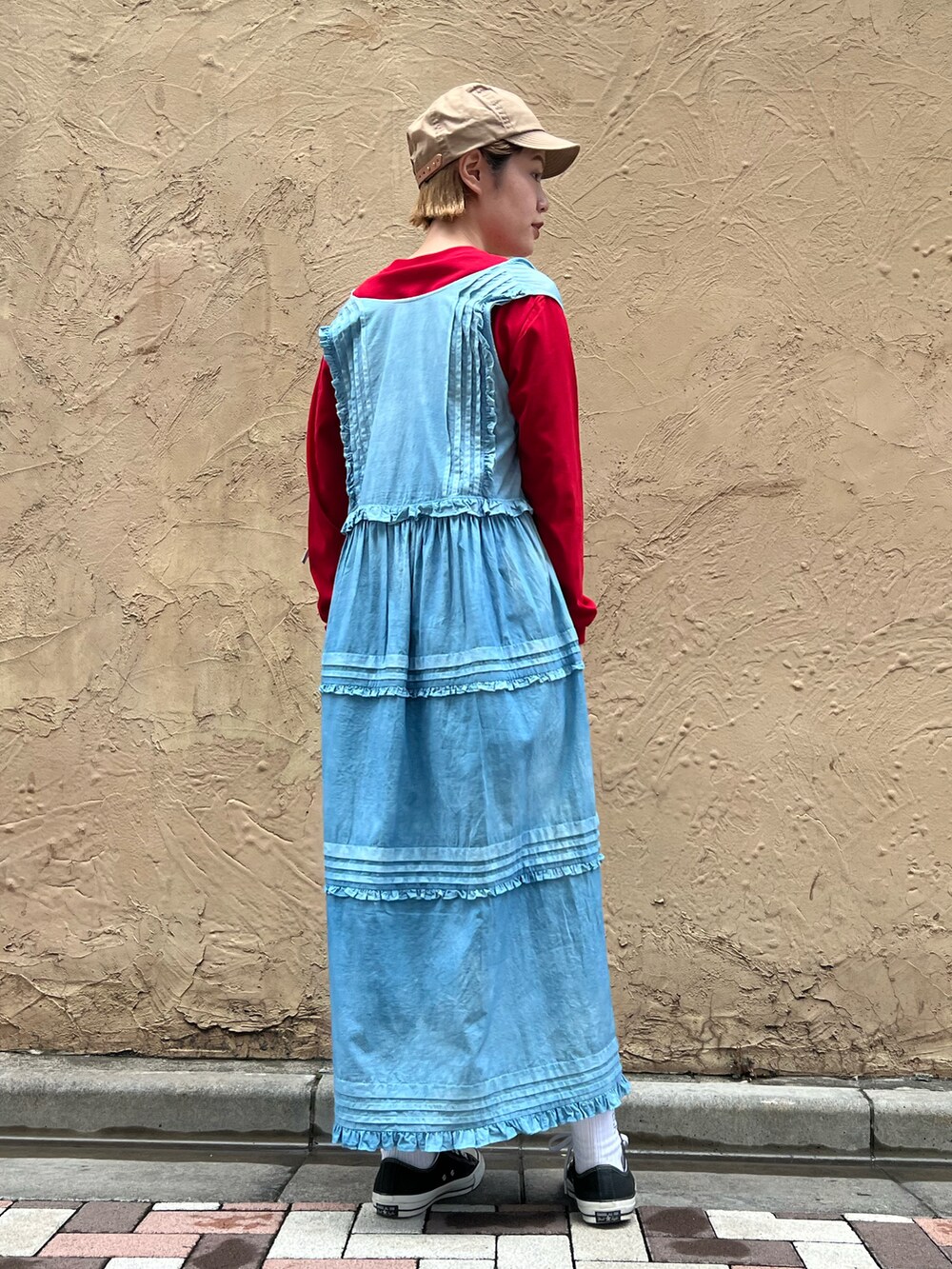 レッド系のトップス、ブルー系のワンピース/ドレスを着用したレディースの秋コーディネートの2枚目の写真