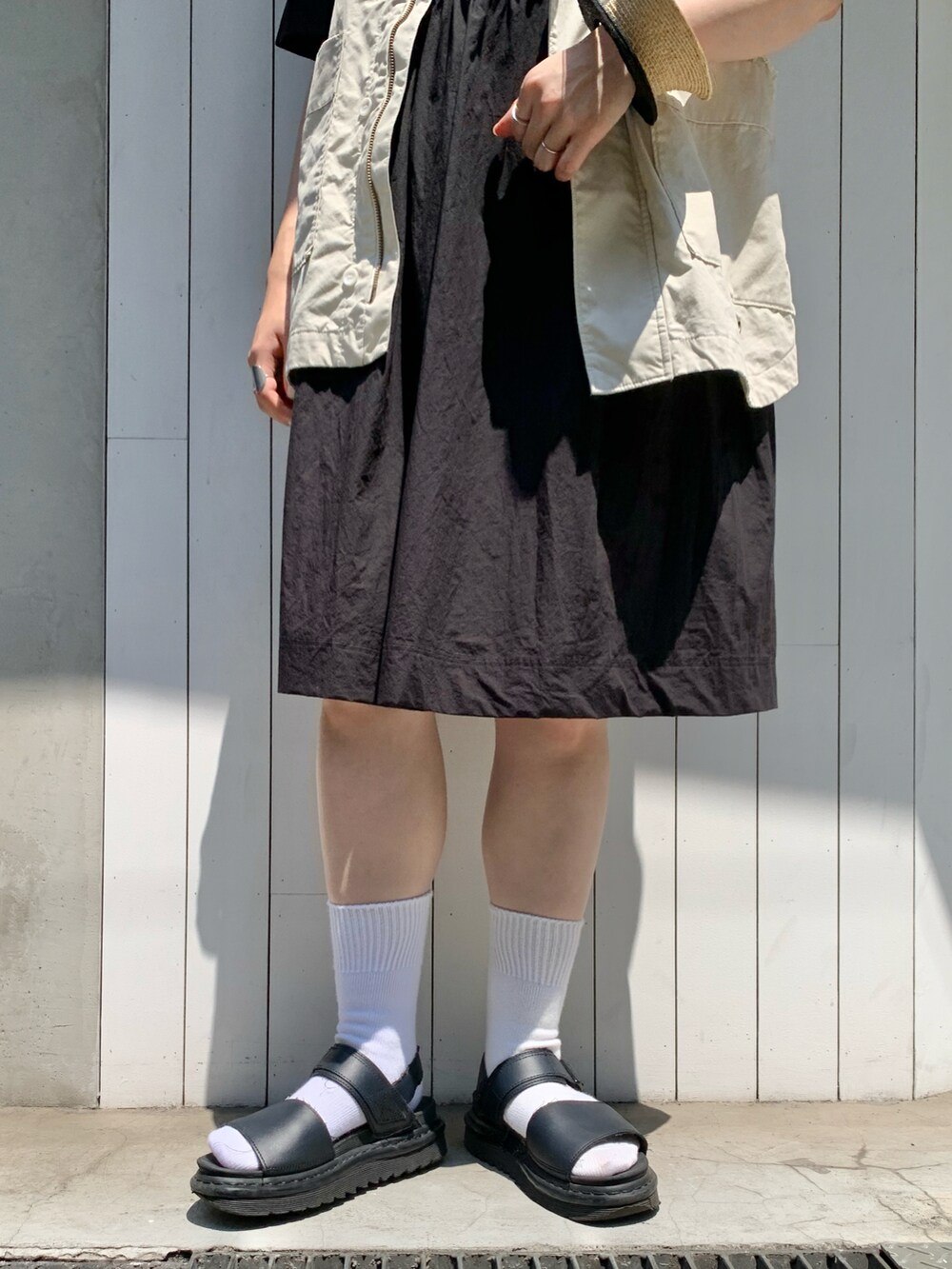 ブラック系のTシャツ/カットソーを着用したレディースの夏コーディネートの5枚目の写真