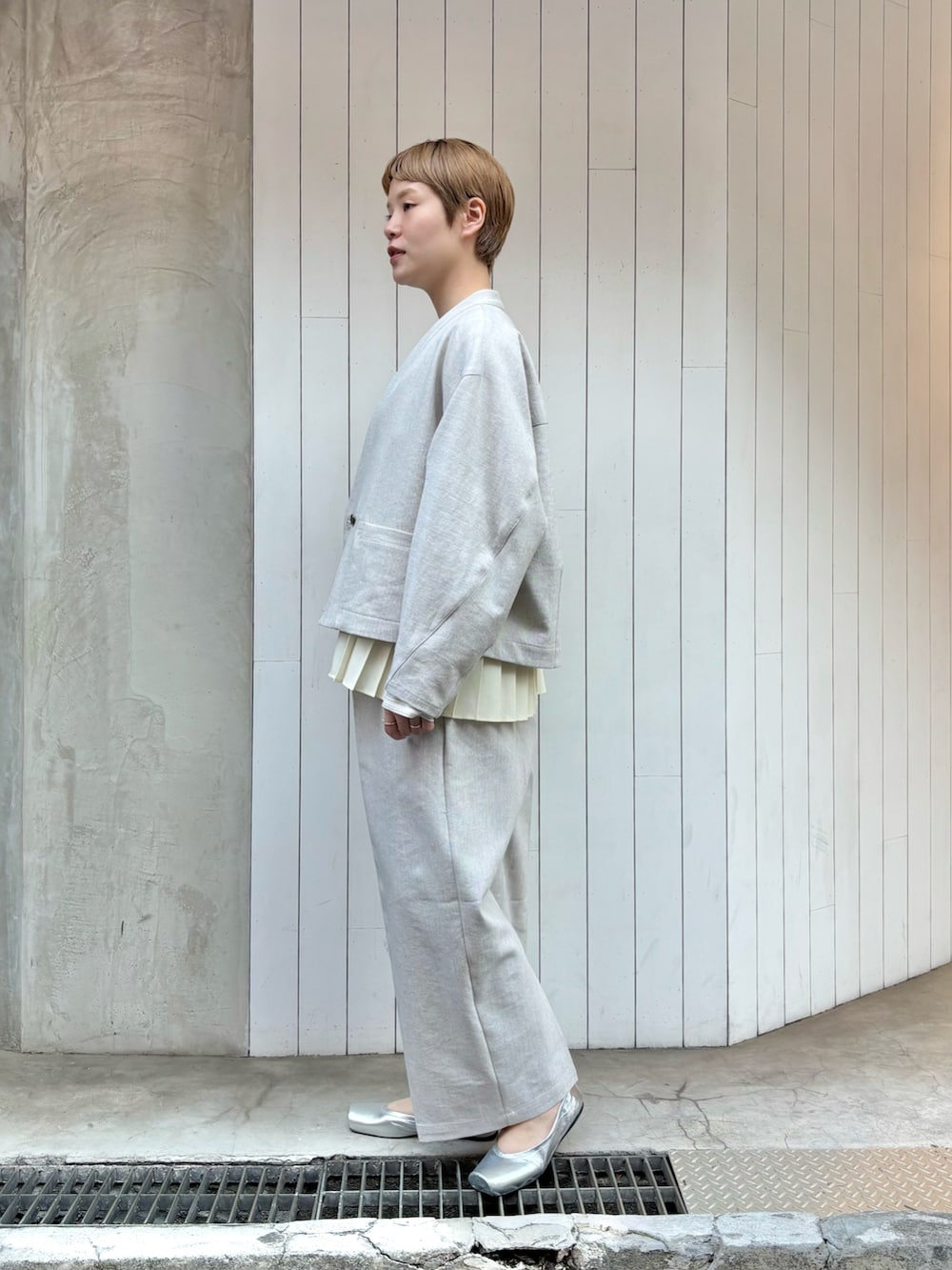 ブラウン系のノーカラージャケット、ブラウン系のその他パンツ、ホワイト系のシャツ/ブラウスを着用したレディースの冬コーディネートの3枚目の写真