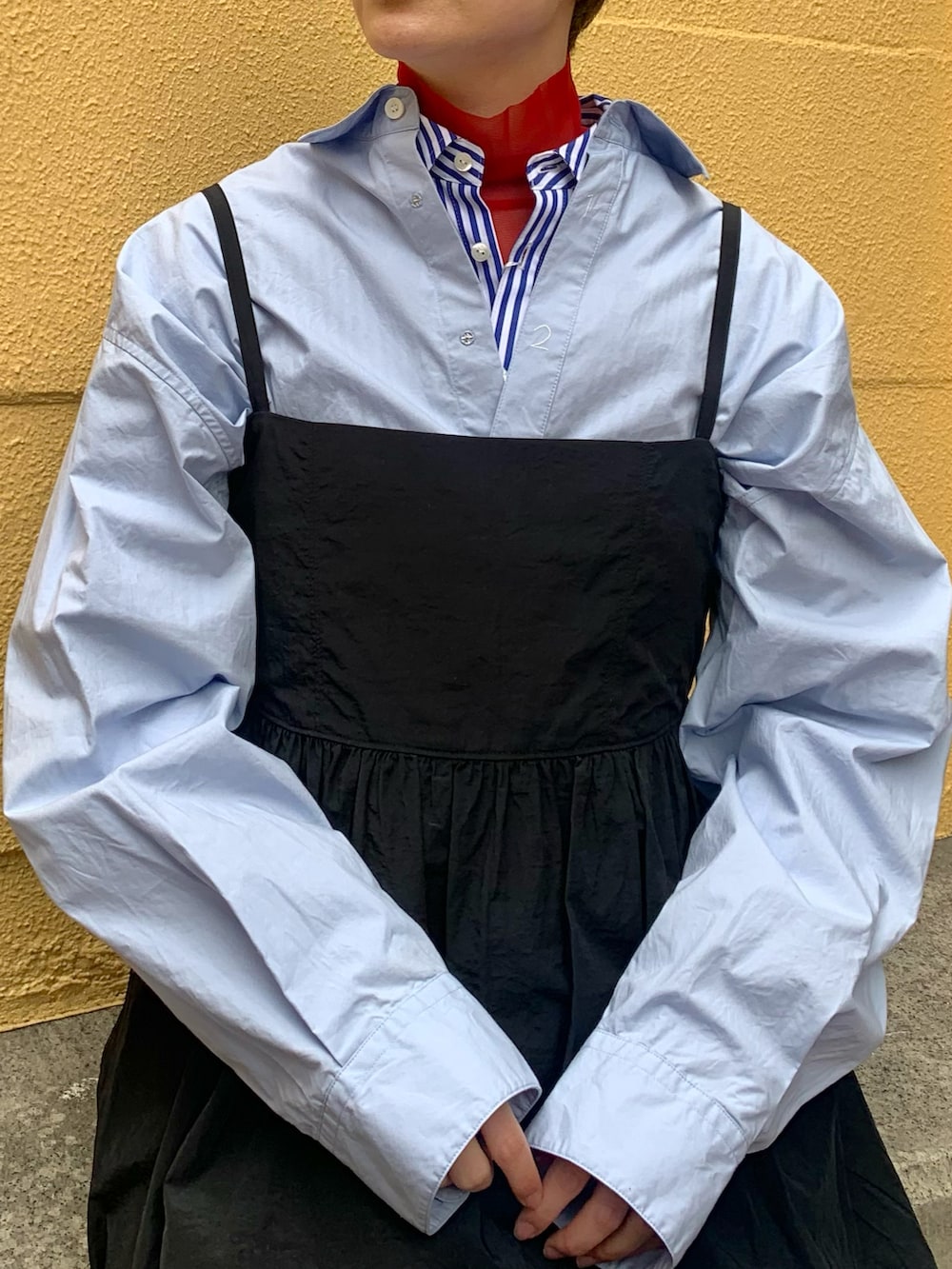 ブルー系のシャツ/ブラウス、ブルー系のシャツ/ブラウス、レッド系のTシャツ/カットソーを着用したレディースの春コーディネートの3枚目の写真