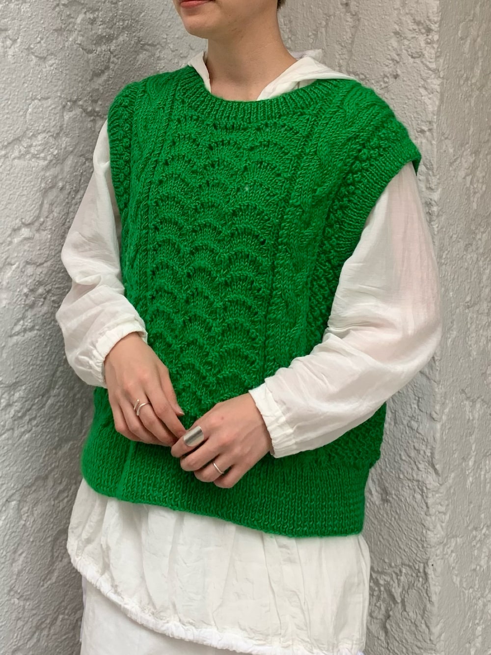 ホワイト系のパーカーを着用したレディースの秋コーディネートの2枚目の写真