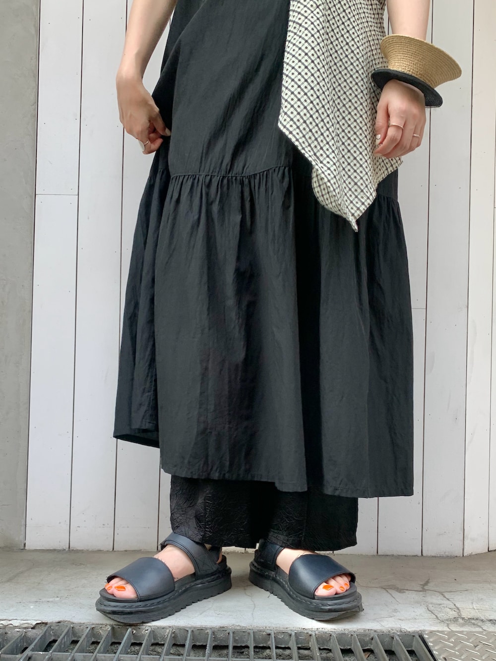 ベージュ系のシャツ/ブラウス、ブラック系のワンピースを着用したレディースの夏コーディネートの5枚目の写真