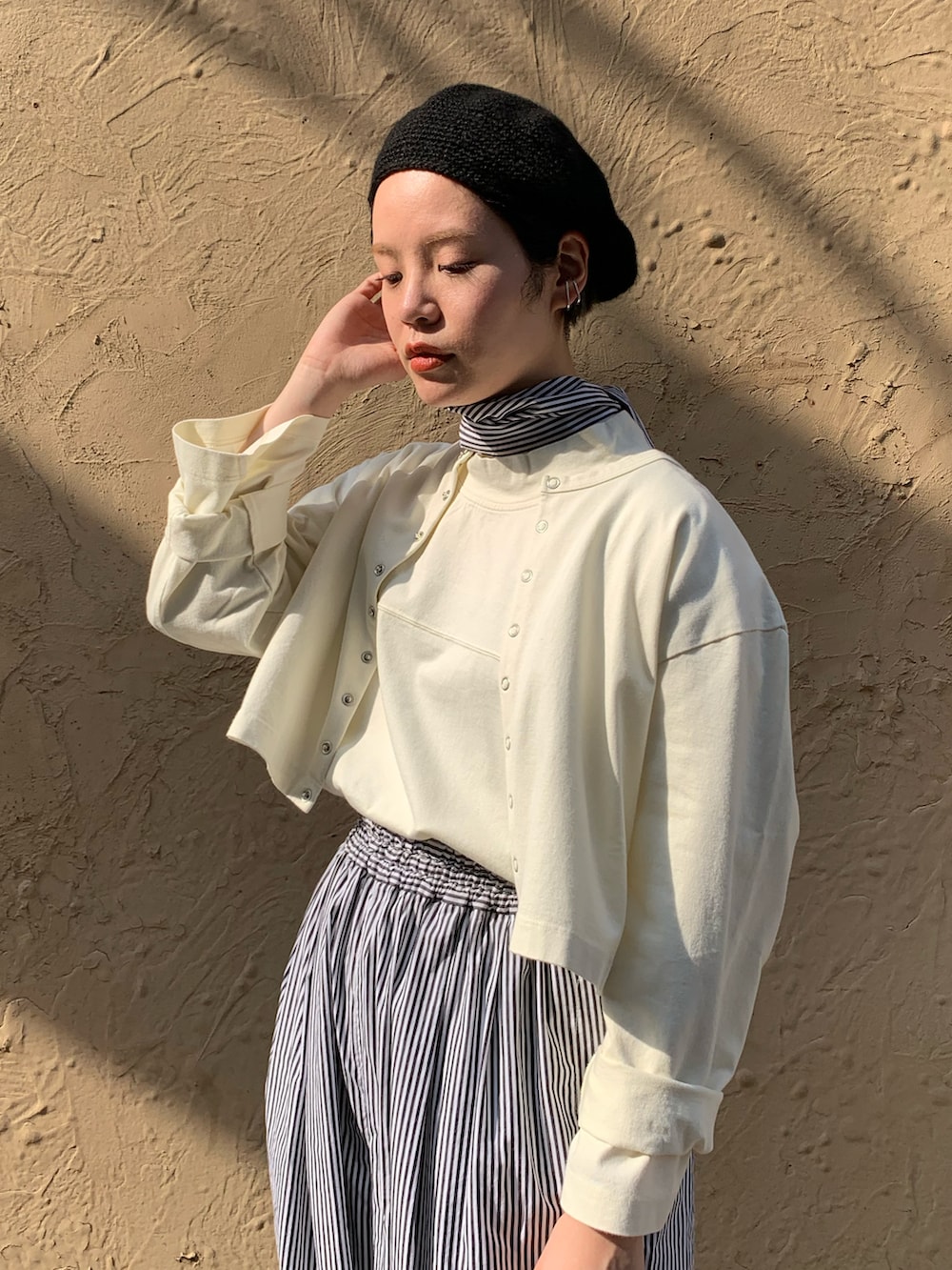 ホワイト系のトップス、ホワイト系のトップス、ブラック系のパンツを着用したレディースの春コーディネートの3枚目の写真