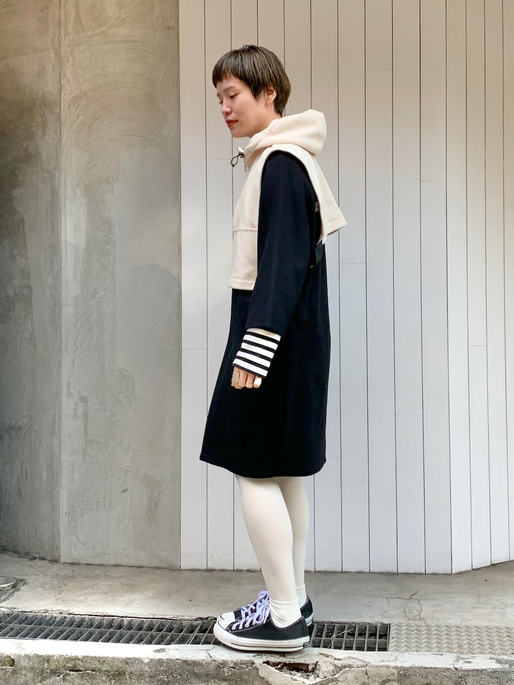 ホワイト系のベスト、ブラック系のその他アウターを着用したレディースの冬コーディネートの2枚目の写真