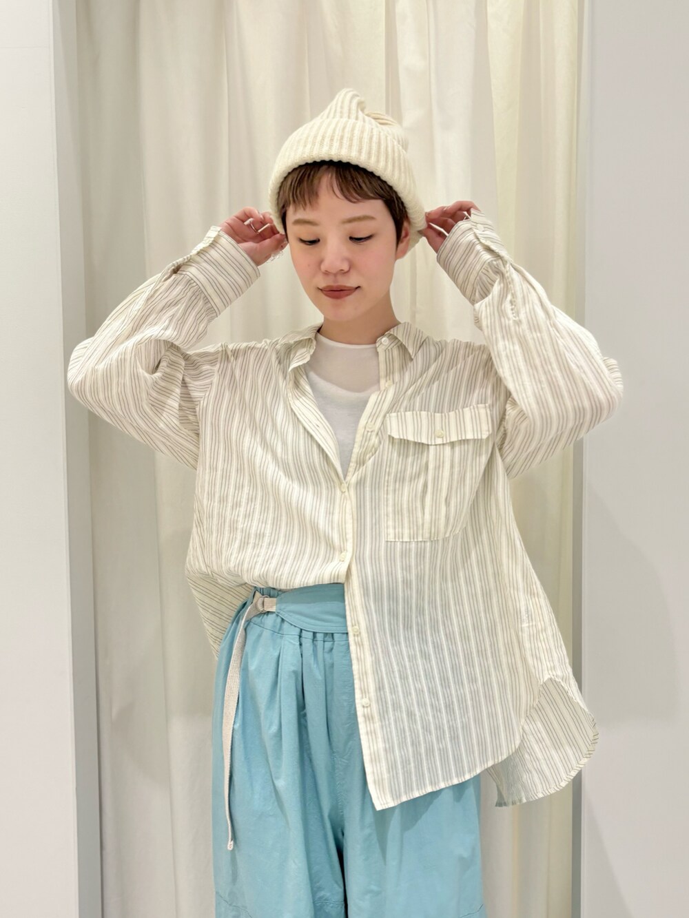 ホワイト系のシャツ/ブラウス、ホワイト系のTシャツ/カットソーを着用したレディースの冬コーディネートの4枚目の写真