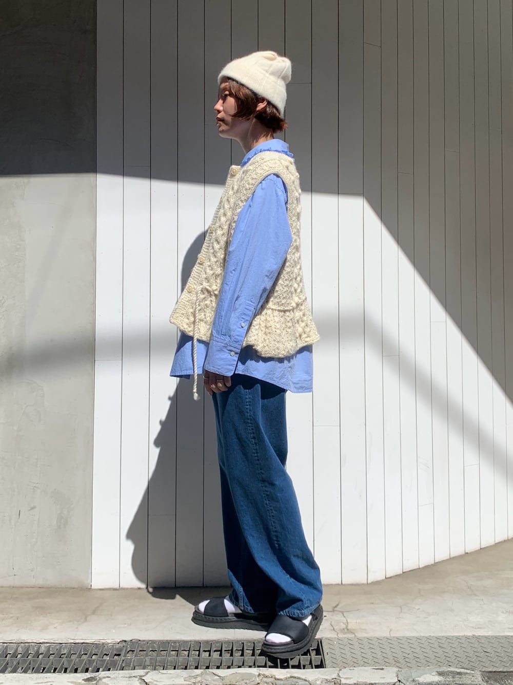 ホワイト系のベスト、ブルー系のシャツ/ブラウス、ブルー系のデニムパンツを着用したレディースの秋コーディネートの2枚目の写真