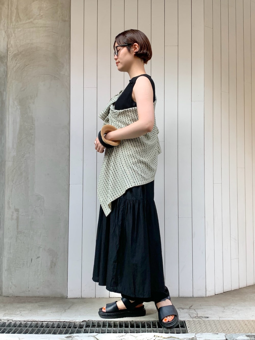 ベージュ系のシャツ/ブラウス、ブラック系のワンピースを着用したレディースの夏コーディネートの2枚目の写真