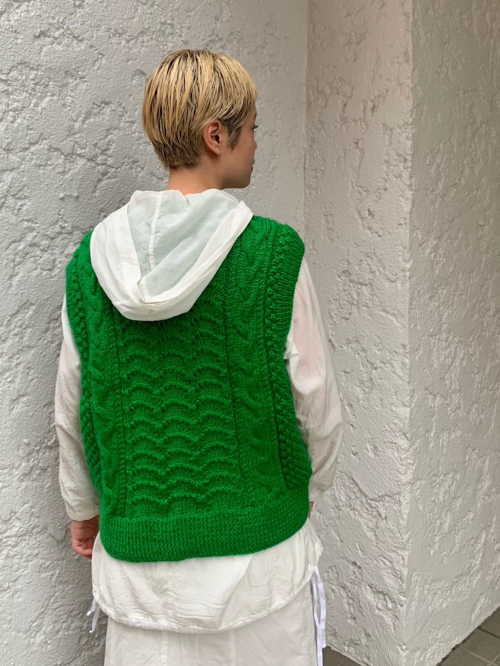 ホワイト系のパーカーを着用したレディースの秋コーディネートの3枚目の写真