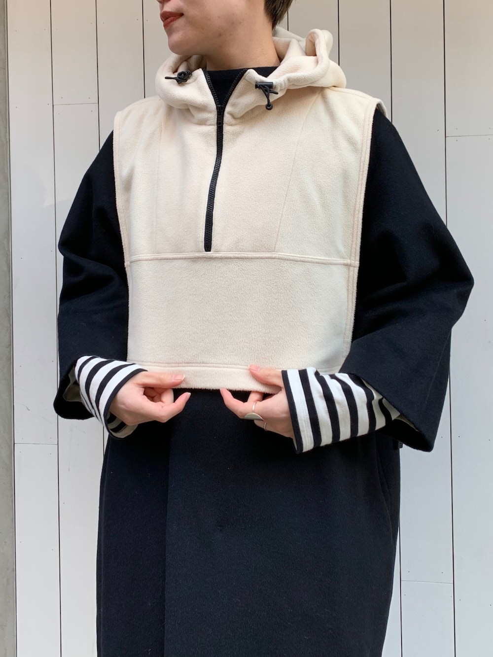 ホワイト系のベスト、ブラック系のその他アウターを着用したレディースの冬コーディネートの4枚目の写真