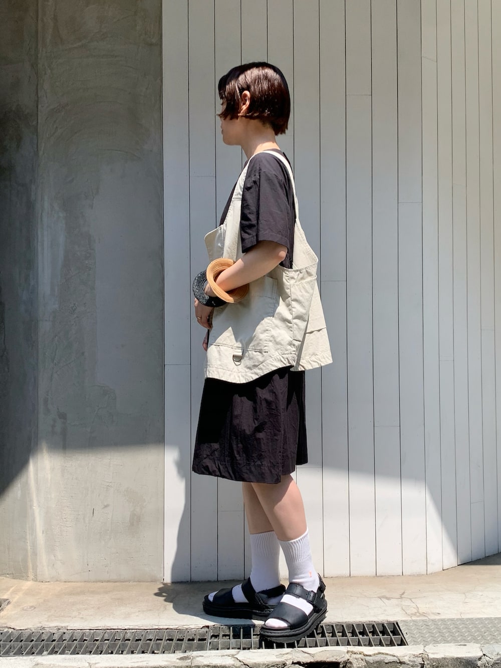 ブラック系のTシャツ/カットソーを着用したレディースの夏コーディネートの2枚目の写真