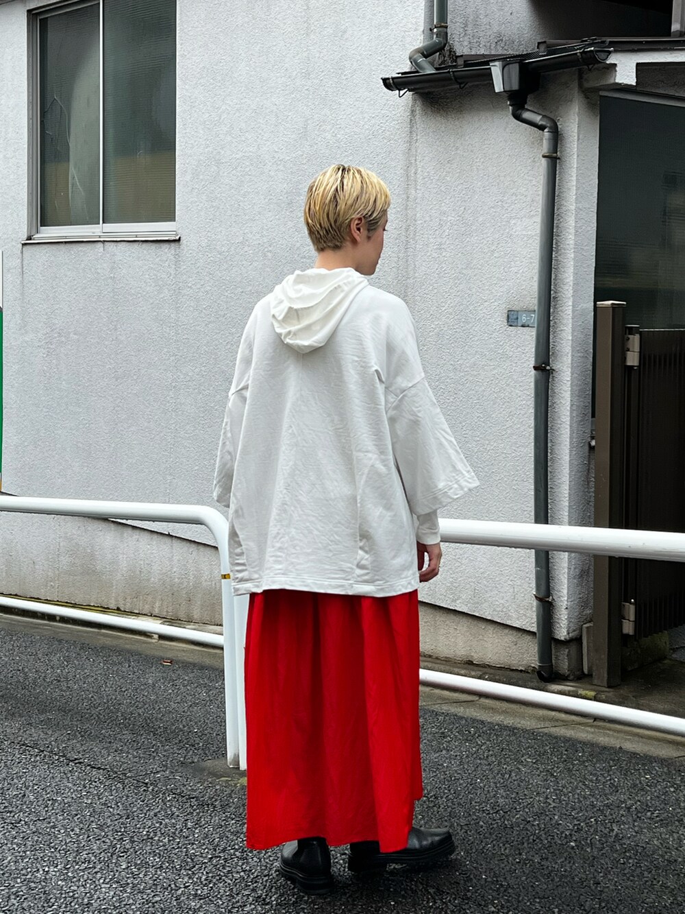 ホワイト系のTシャツ/カットソー、レッド系のスカートを着用したレディースの秋コーディネートの3枚目の写真