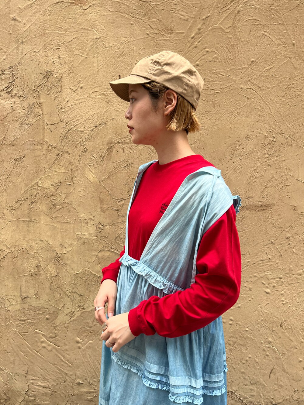 レッド系のトップス、ブルー系のワンピース/ドレスを着用したレディースの秋コーディネートの3枚目の写真