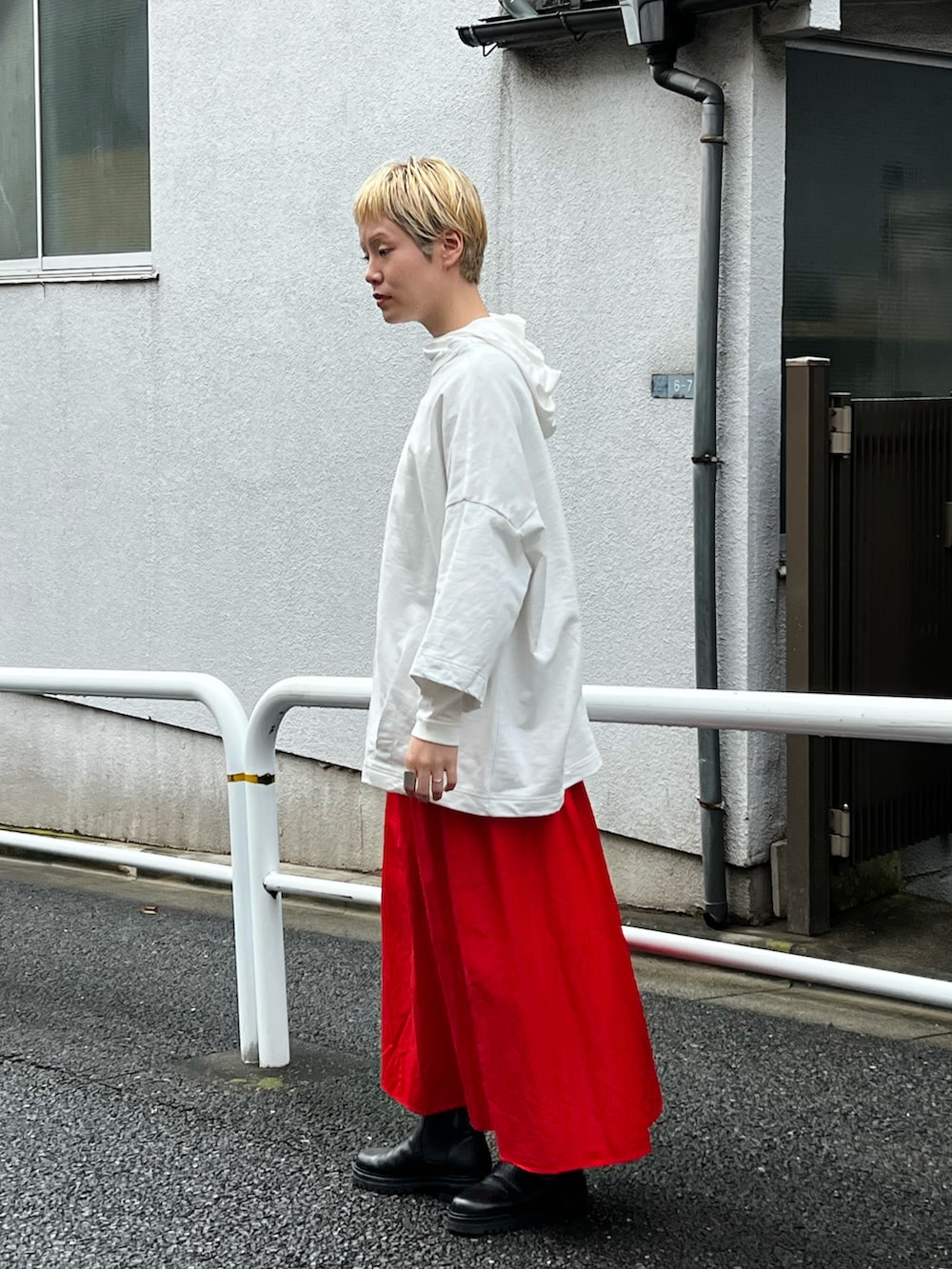 ホワイト系のTシャツ/カットソー、レッド系のスカートを着用したレディースの秋コーディネートの2枚目の写真