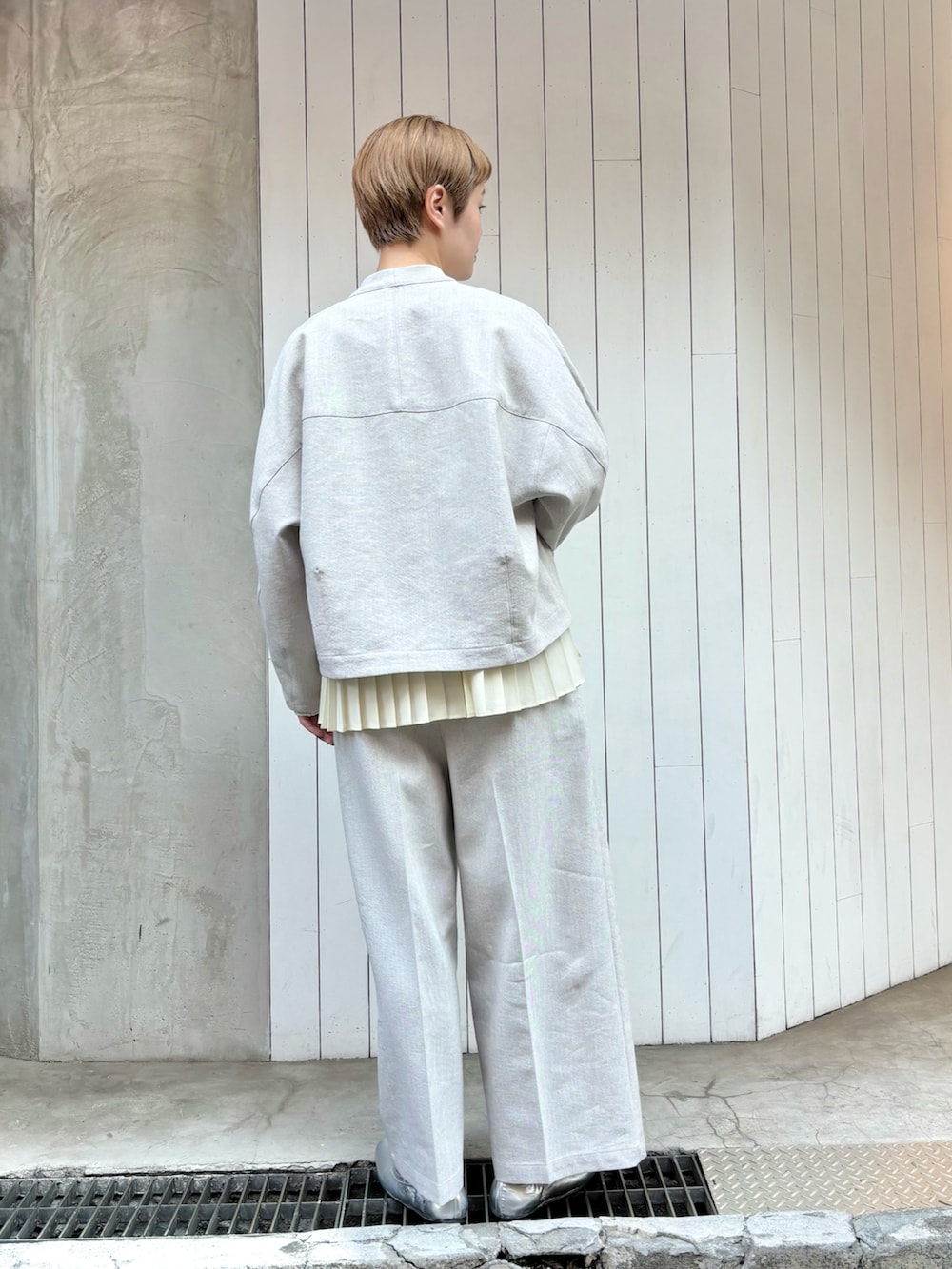 ブラウン系のノーカラージャケット、ブラウン系のその他パンツ、ホワイト系のシャツ/ブラウスを着用したレディースの冬コーディネートの4枚目の写真