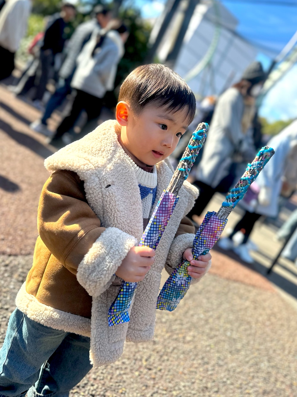 「3歳、男の子、冬コーデ、お出かけコーデ、ユニバ、プチプラ」｜「BREEZEのモカシンボアブーツ（ブーツ、ブラック系）」を使った、yuuさん（キッズ・90cm）の冬コーディネートの2枚目の写真