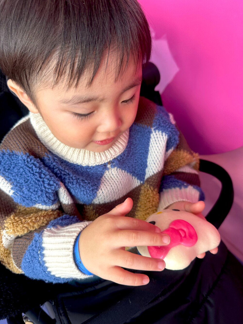 「3歳、男の子、冬コーデ、お出かけコーデ、ユニバ、プチプラ」｜「BREEZEのモカシンボアブーツ（ブーツ、ブラック系）」を使った、yuuさん（キッズ・90cm）の冬コーディネートの3枚目の写真