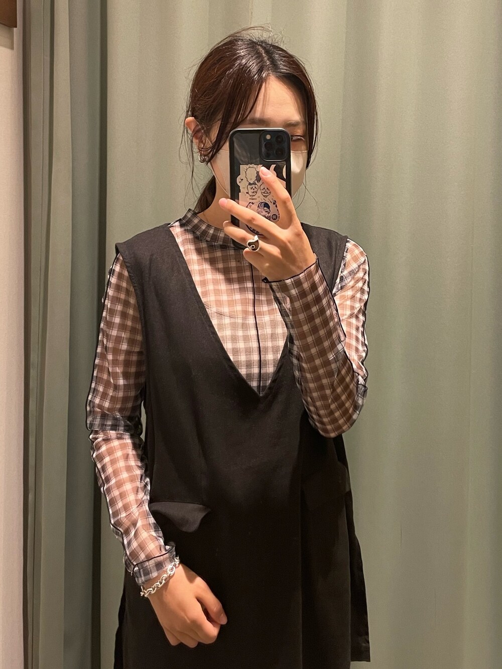 ブラック系のスカート、ベージュ系のシューズ、グリーン系のシャツ/ブラウスを着用したレディースの夏コーディネートの3枚目の写真