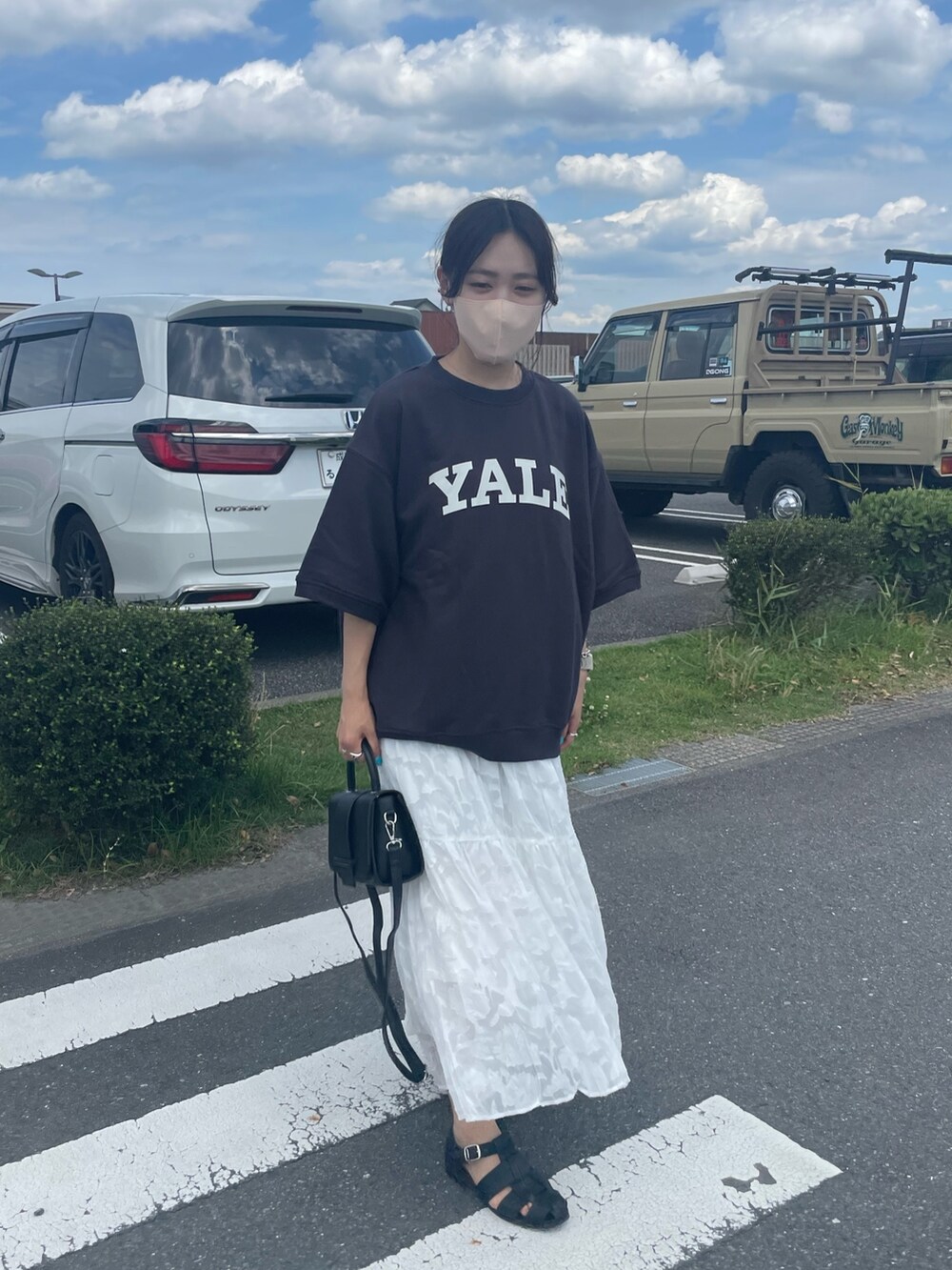 グレー系のスウェット、ブラック系のワンピースを着用したレディースの夏コーディネートの4枚目の写真