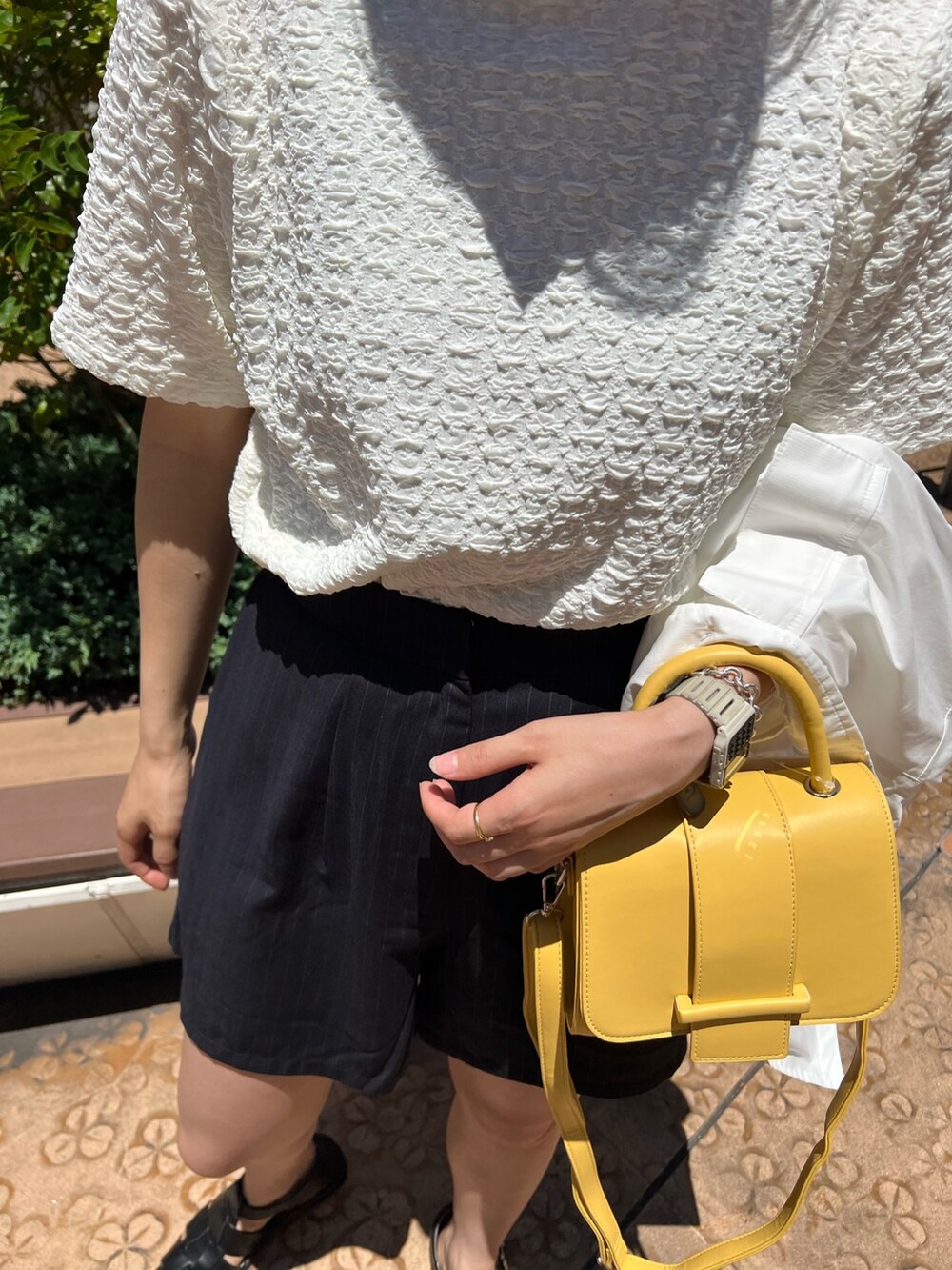 ホワイト系のTシャツ/カットソー、その他のパンツ、イエロー系のハンドバッグを着用したレディースの夏コーディネートの2枚目の写真