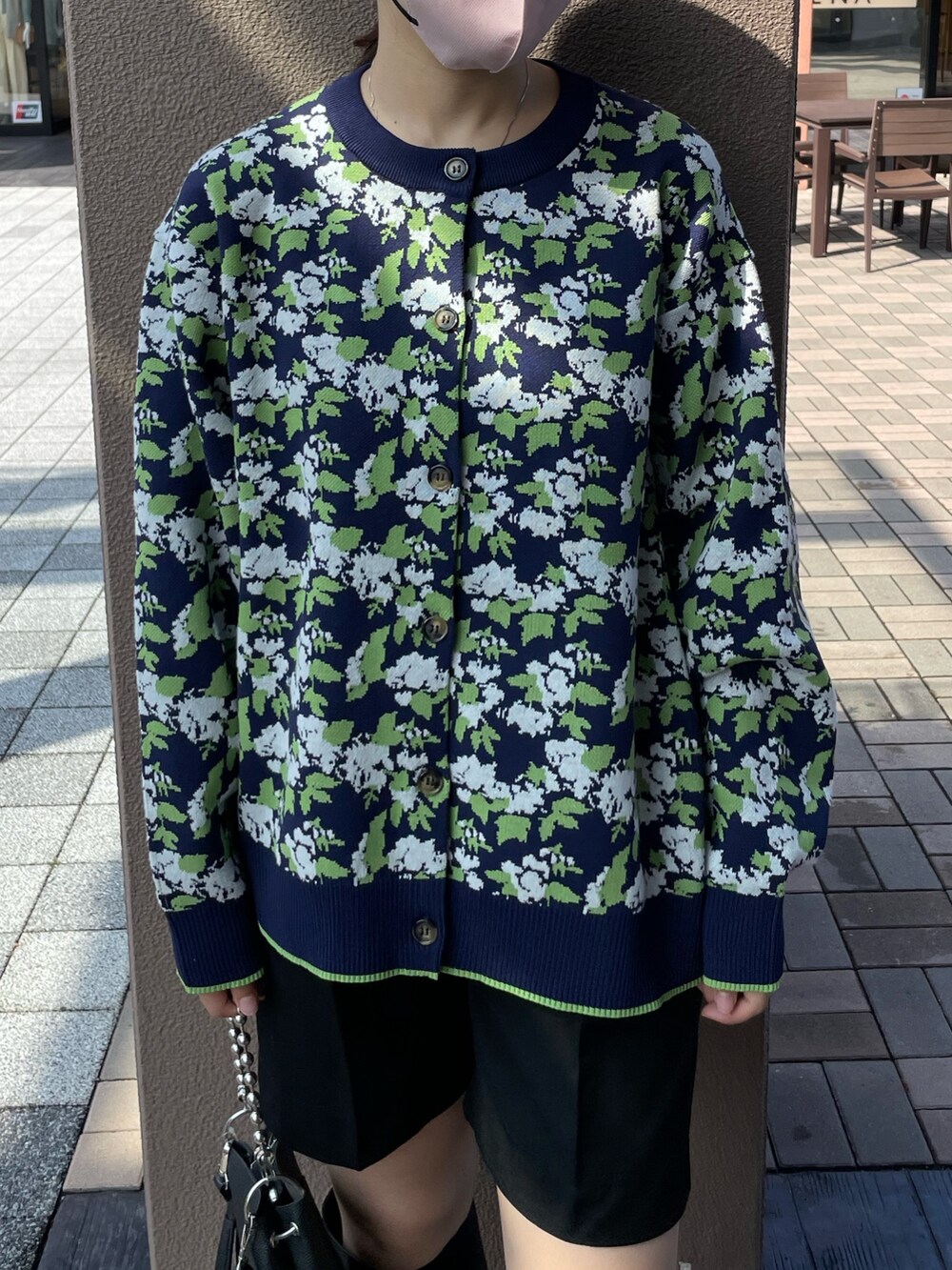 ブルー系のカーディガン/ボレロ、ブラック系のその他パンツ、ブラック系のショルダーバッグを着用したレディースの秋コーディネートの2枚目の写真