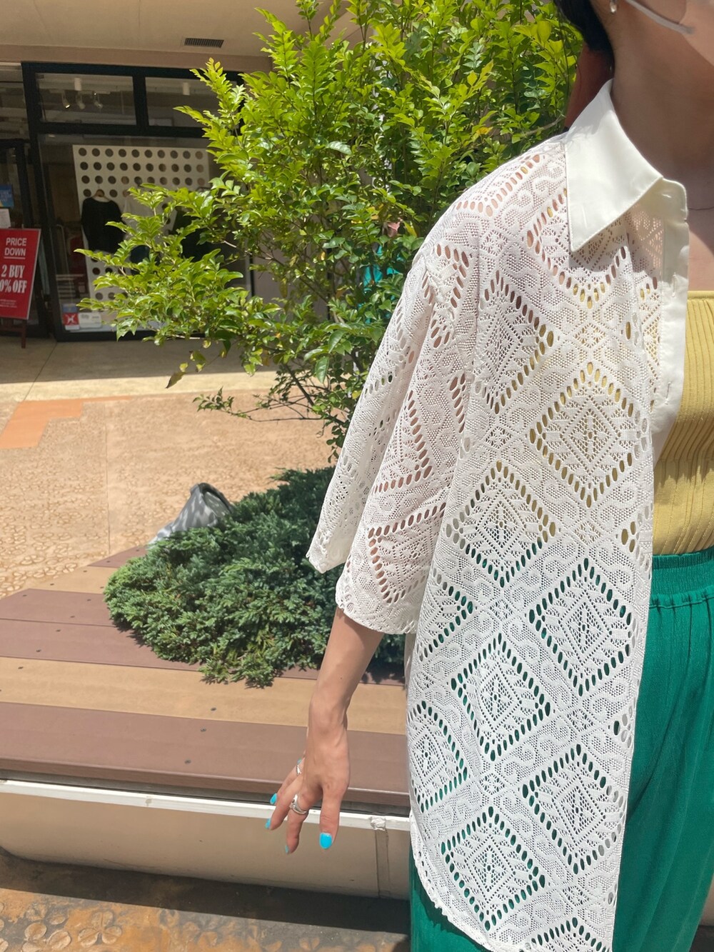 オレンジ系のその他パンツ、ホワイト系のシャツ/ブラウス、イエロー系のトップスを着用したレディースの夏コーディネートの3枚目の写真