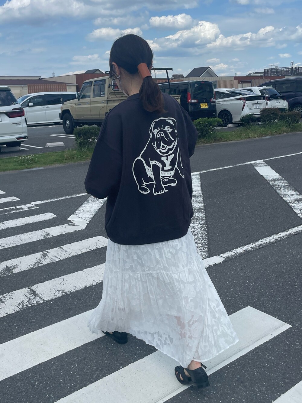 グレー系のスウェット、ブラック系のワンピースを着用したレディースの夏コーディネートの2枚目の写真