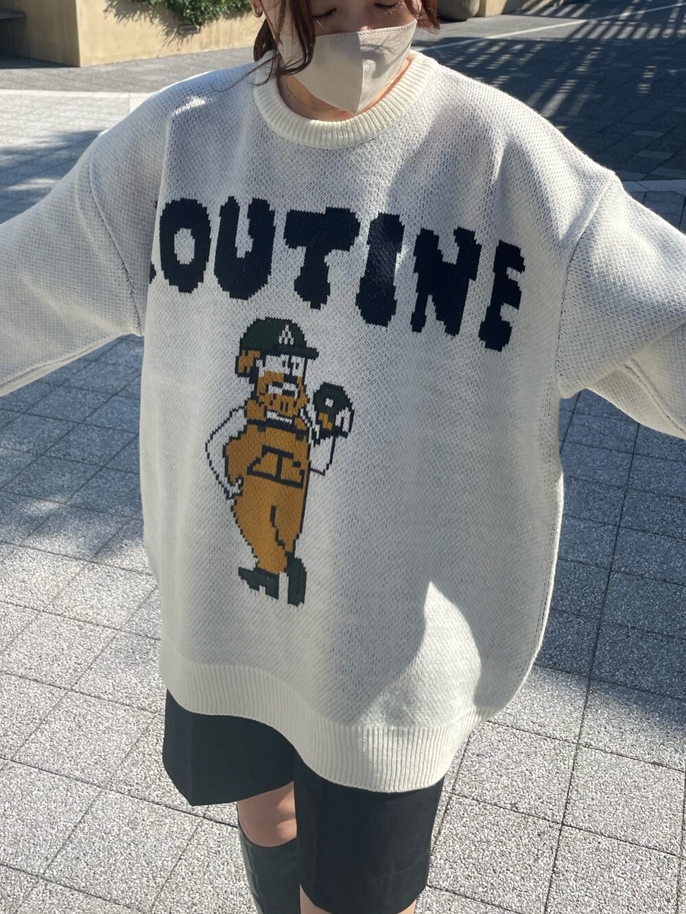 ホワイト系のニット/セーター、ブラック系のその他パンツ、ブラック系のブーツを着用したレディースの秋コーディネートの2枚目の写真