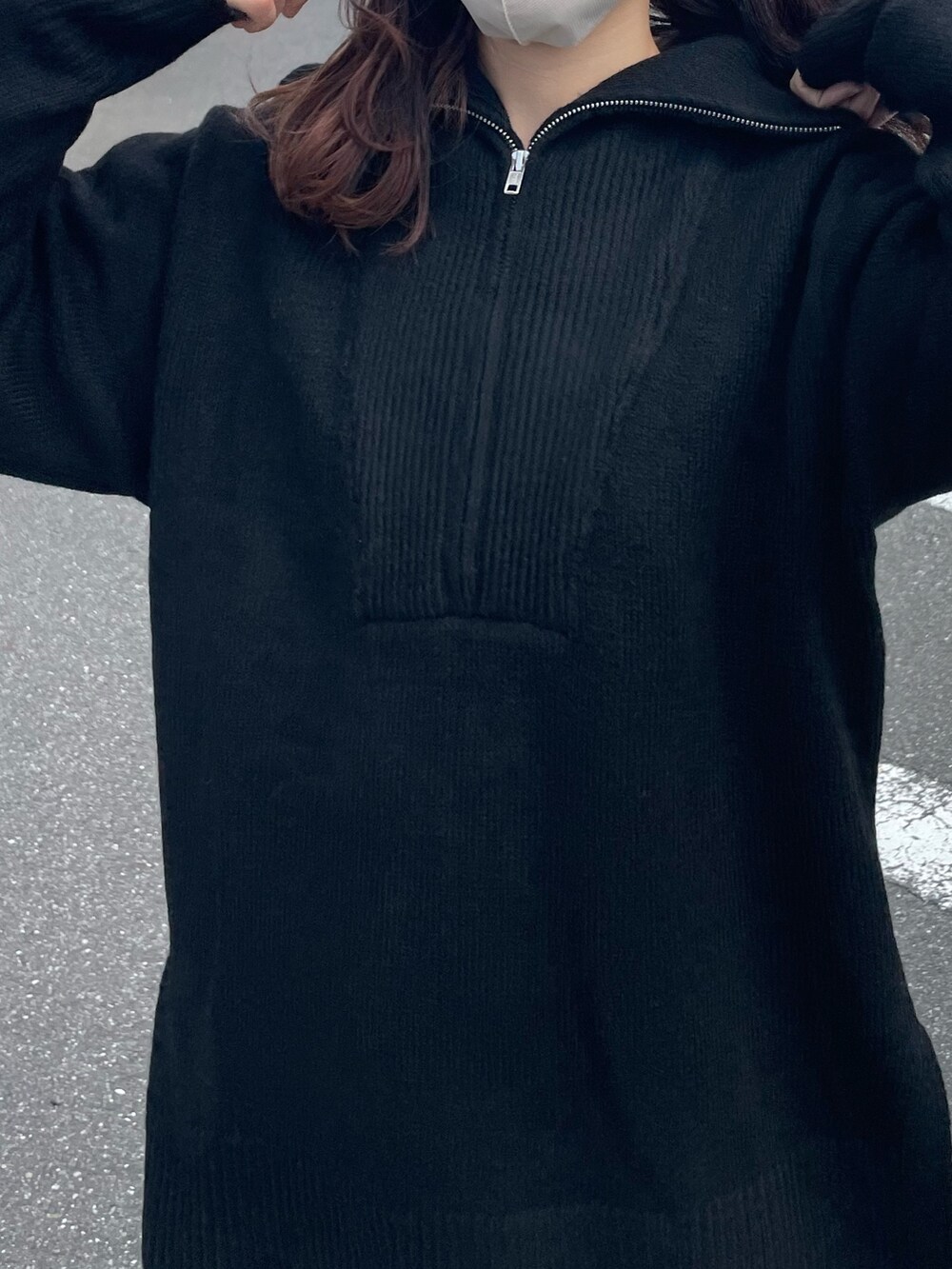 ブラック系のニット/セーター、ブラック系のデニムパンツ、ブラック系のブーツを着用したレディースの秋コーディネートの2枚目の写真