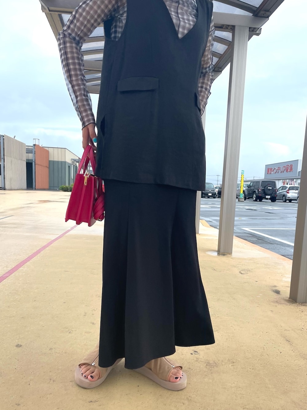 ブラック系のスカート、ベージュ系のシューズ、グリーン系のシャツ/ブラウスを着用したレディースの夏コーディネートの2枚目の写真