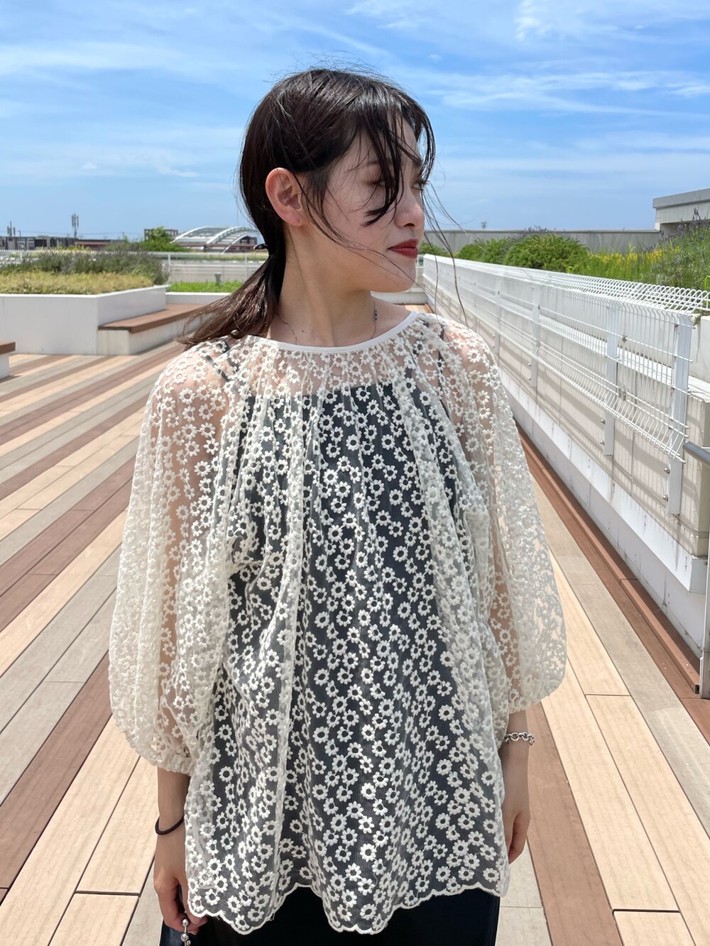 ホワイト系のシャツ/ブラウス、ブラック系のショルダーバッグ、ブラック系のシューズを着用したレディースの秋コーディネートの2枚目の写真
