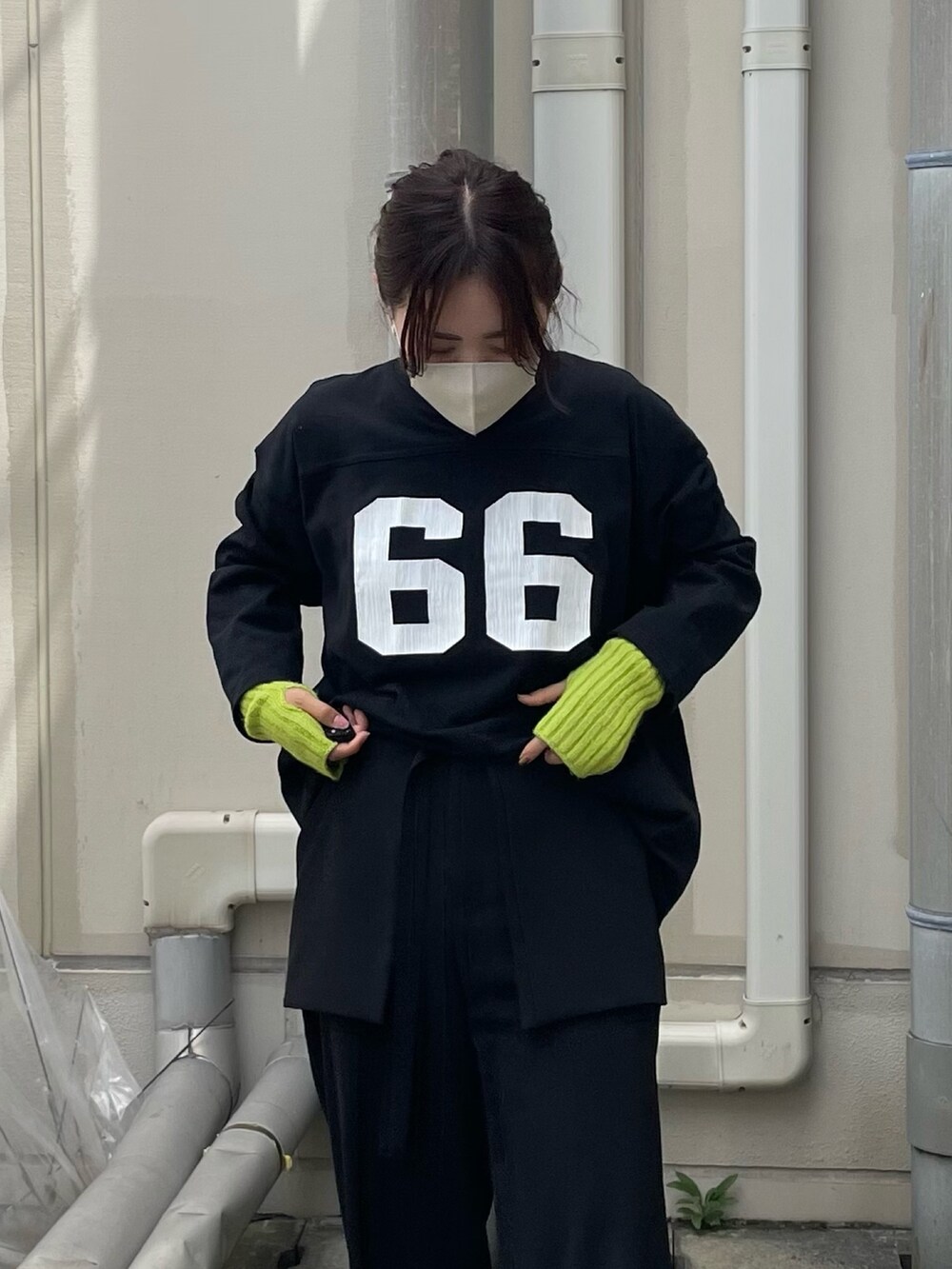 ブラック系のTシャツ/カットソー、グリーン系のアームカバーを着用したレディースの夏コーディネートの2枚目の写真