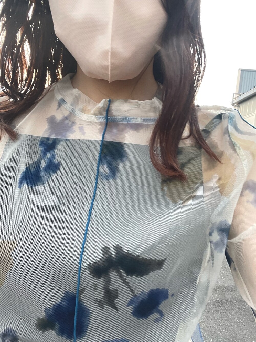 ブラック系のワンピース、ブルー系のシャツ/ブラウスを着用したレディースの夏コーディネートの2枚目の写真