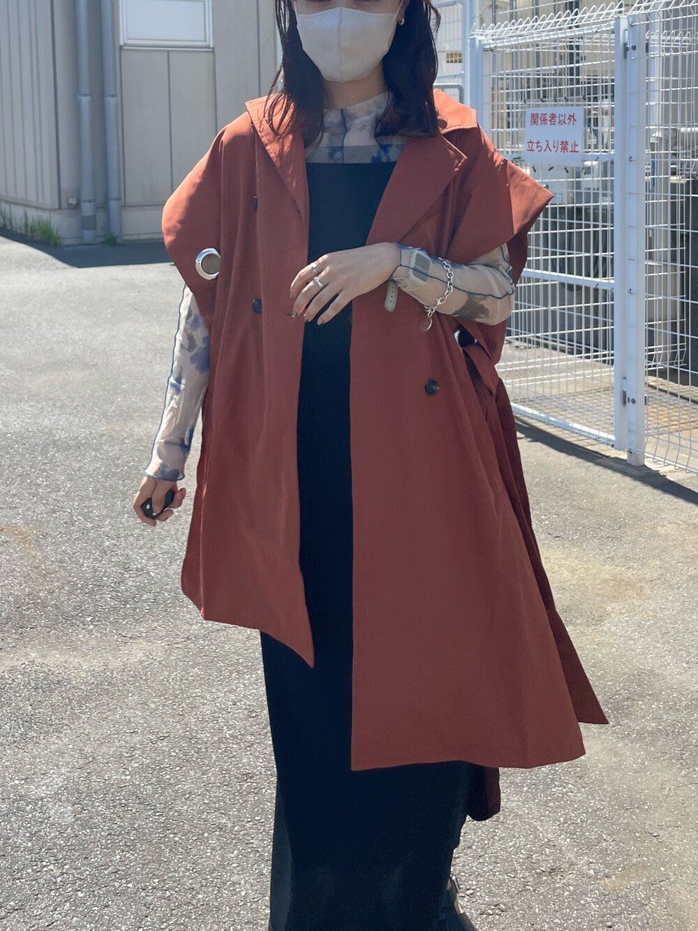 ブラック系のワンピース、ブルー系のシャツ/ブラウスを着用したレディースの夏コーディネートの2枚目の写真