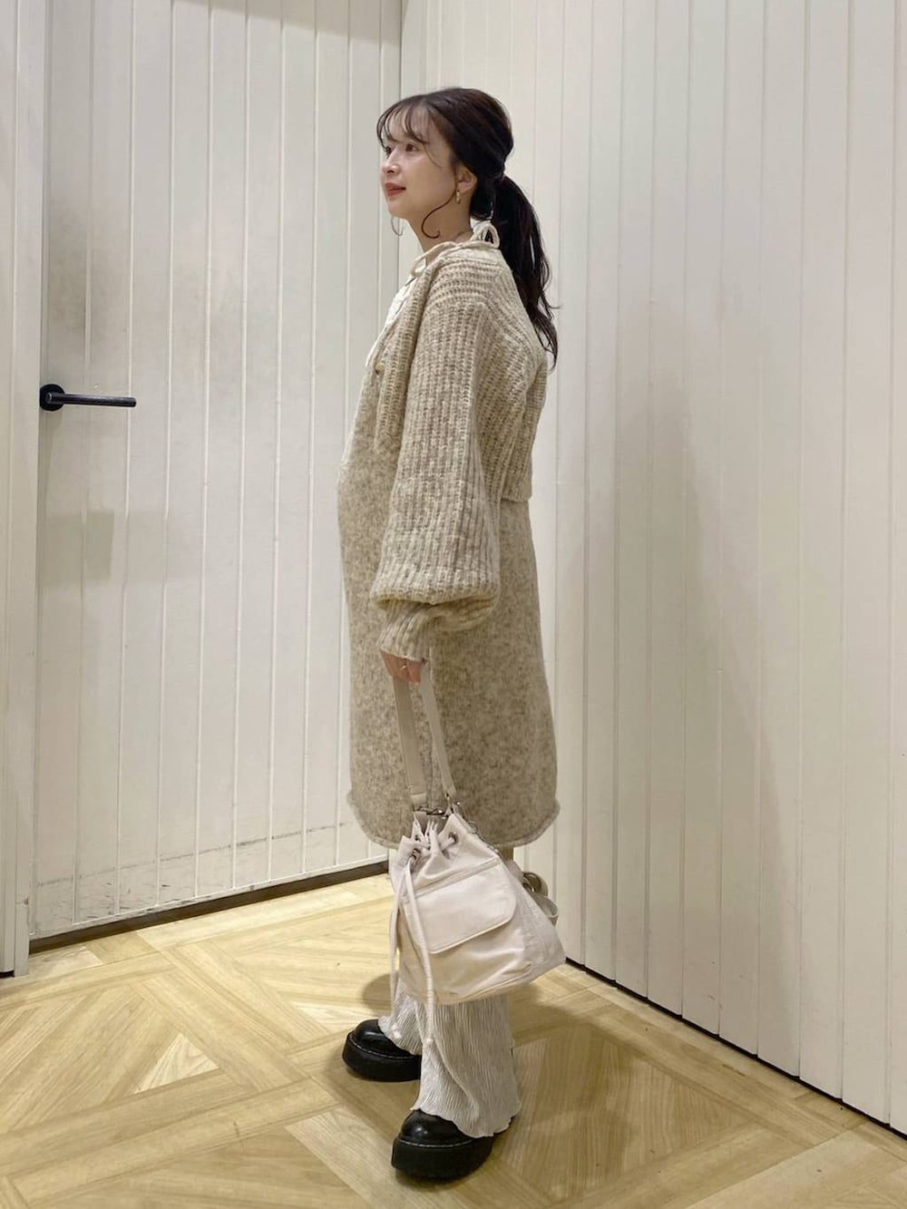 ホワイト系のタンクトップ、ホワイト系のショルダーバッグ、ホワイト系のその他パンツを着用したレディースの秋コーディネートの2枚目の写真