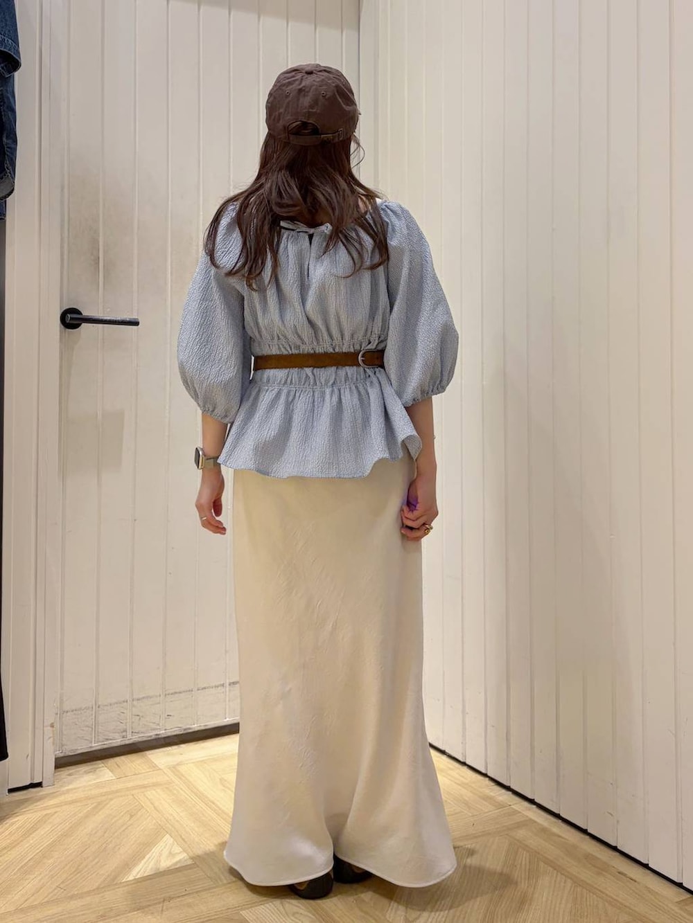 ホワイト系のスカート、ブルー系のシャツ/ブラウス、ブラウン系のキャップを着用したレディースの春コーディネートの3枚目の写真