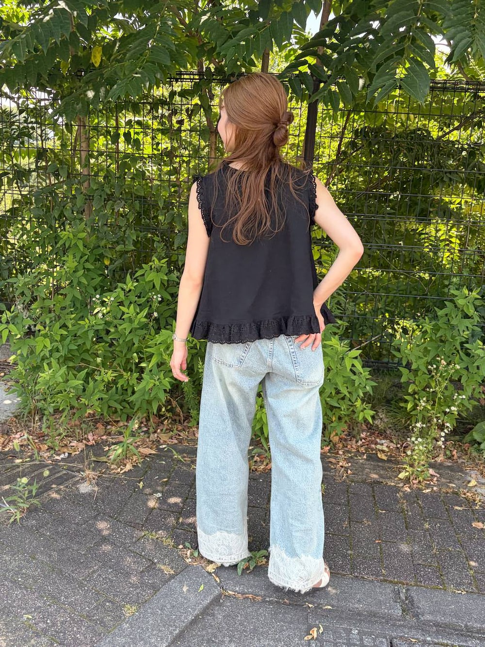 ブルー系のデニムパンツ、ブラック系のシャツ/ブラウス、ブラック系のシャツ/ブラウスを着用したレディースの夏コーディネートの8枚目の写真