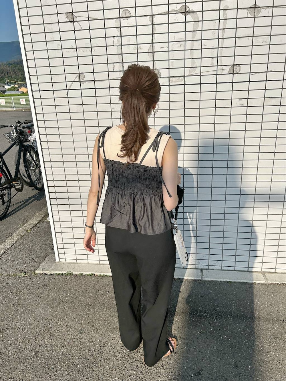 ブラック系のキャミソールを着用したレディースの夏コーディネートの3枚目の写真